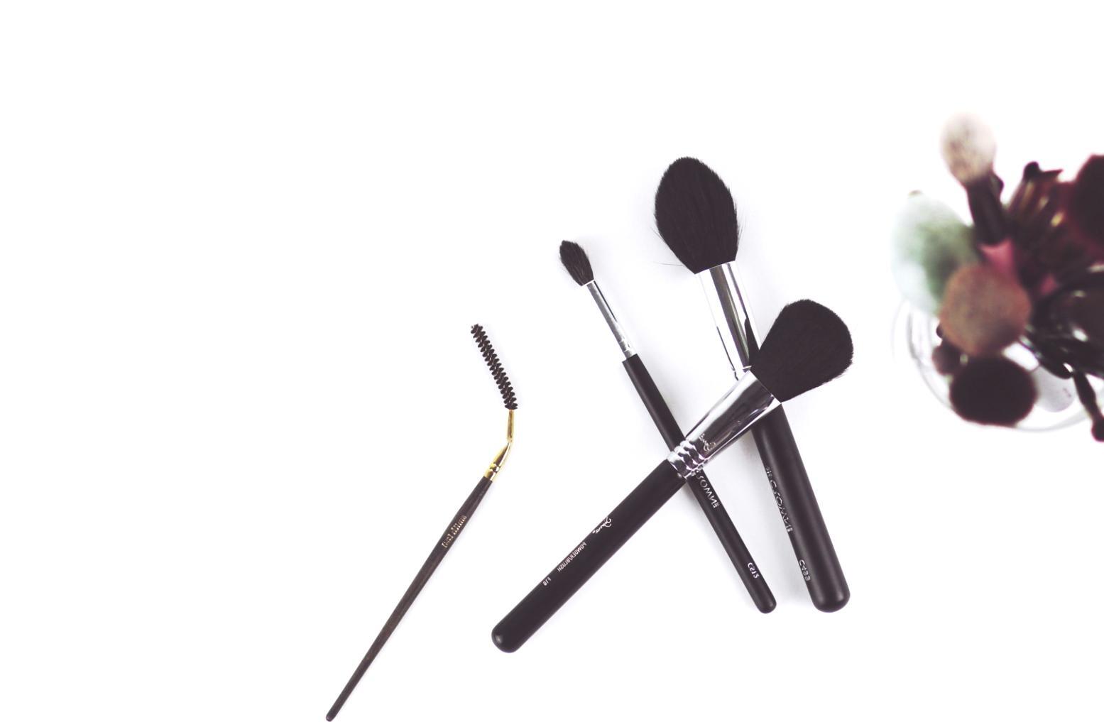 Makeup artist al lavoro con tecniche professionali avanzate